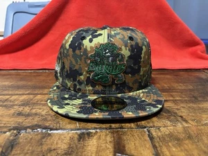Eugene Smeralds Flecktarn Mimetico Nuova Era Adatto 7 5/8 Grigio SF Giganti Bagliore Al Scuro - Foto 1 di 24