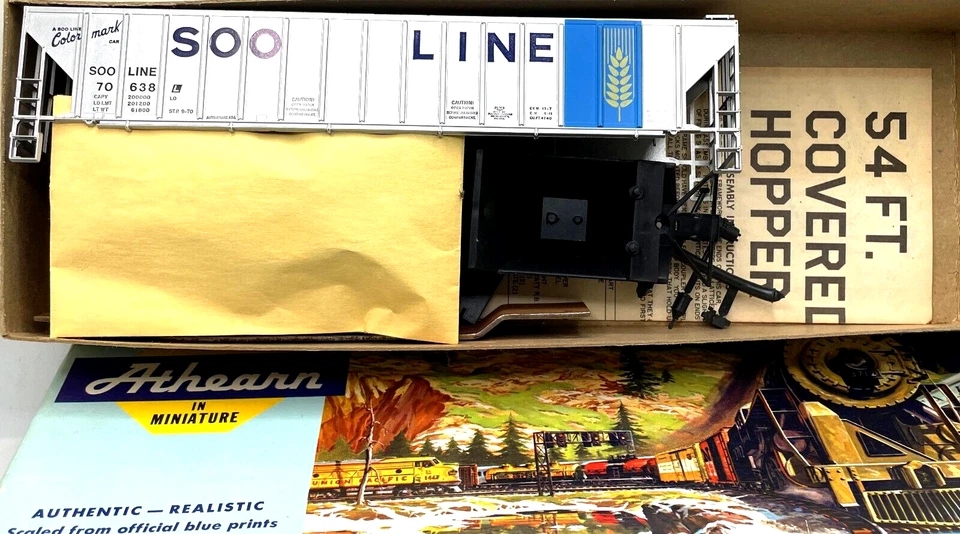 Athearn 5311 HO Scale Soo Line Colormark 3bay Covered Hopper 70638 Metal Wheels