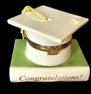 Lenox Glückwunsch Schmuck Schatzkiste Buch Diplom Abschluss Kappe - Bild 1 von 14