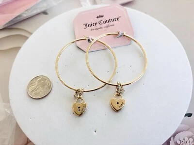 Brincos de gota de argola coroa assinatura trava coração tom dourado joias Juicy Couture - Imagem 1 de 3