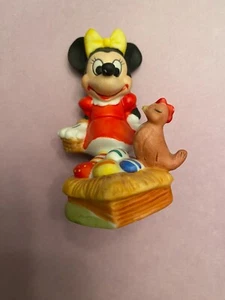 Estatuilla de porcelana vintage de Minnie Mouse con pollo de Walt Disney Productions - Imagen 1 de 5