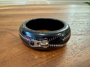 Brazalete Brazalete Vintage Años 60 Gótico/Punk Negro Grueso Lucite Encastrado Cremallera - Imagen 1 de 8
