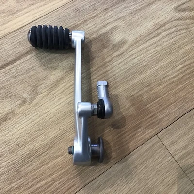 Conjunto de pedal de cambio de marcha Triumph para motocicleta OEM #T2082614 para bobber Foto 1 de 4