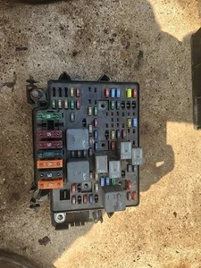 2000 2001 2002 Sierra & Silverado 1500 2500 3500 Fuse Junction Box 15328806-05 - Picture 1 of 3