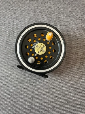 Carrete de pesca con mosca Pflueger Medalist 1594 1/2 RC usado Foto 1 de 3