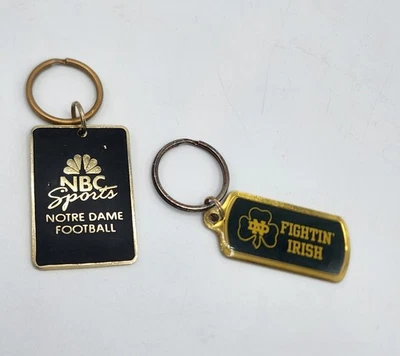 2 LLAVEROS DE FÚTBOL AMERICANO NOTRE DAME IRLANDESES LUCHA DE COLECCIÓN NBC SPORTS  Foto 1 de 4