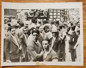Foto de prensa de Men on Street de la ciudad de Nueva York de 1935 disminución del nivel de ruido en Nueva York - Imagen 1 de 2