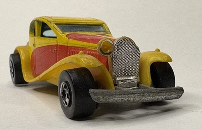 Bugatti 1980 Hot Wheels 1937 amarillo y naranja con paredes blancas Foto 1 de 4