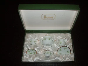 Juego de té para muñecas Harrods Of Knightsbridge - patrón de lirio del valle - Imagen 1 de 5