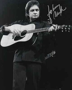 Johnny Cash che suona la chitarra B&W AUTOGRAFO ristampa 8" x 10"   - Foto 1 di 1