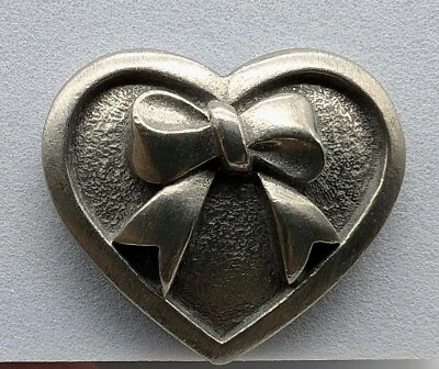 LCD Lindsey Claire Designs Corazón de Peltre con Solapa de Lazo Pin Día de San Valentín Amor  Foto 1 de 4