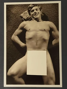 4x6 pollici Foto ristampa anni 2020 - Uomo nudo bello anni 60 reclinato sul pavimento - Gay Int - Foto 1 di 5