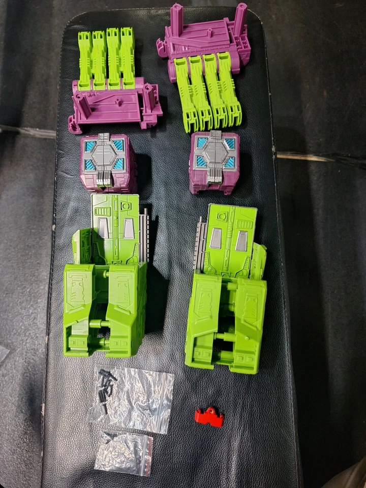 Transformers WFC Scorponok Parts - Image 1 of 4