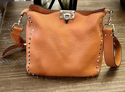 Valentino Garavani Rockstud Bolso Mensajero con Cierre Abatible Bandolera Bolso de Cuero Mediano Foto 1 de 4