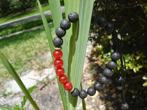 ROTE EDELSTEINE & SCHWARZES LAVAGESTEIN - GEFLOCHTEN VERSTELLBAR DIFFUSOR ARMBAND - Bild 1 von 5