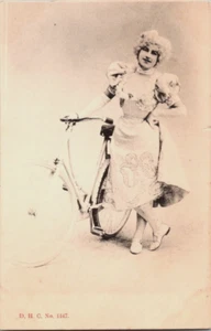 cartolina francese c1900s rppc signora e bicicletta D.H.C. n.1447 non spedita - Foto 1 di 2
