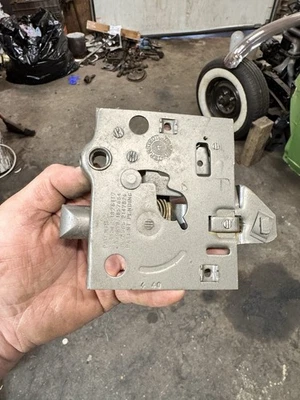 40 Chevrolet Car 1940 funcionando lado del pasajero derecho pestillo de puerta Chevy original GM Foto 1 de 4