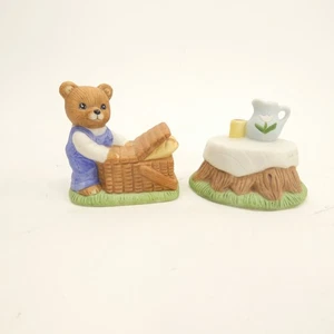 Zwei Keramik Bären Figuren Picknickkorb Baumstumpf Krug Kerze LZK58 - Bild 1 von 11