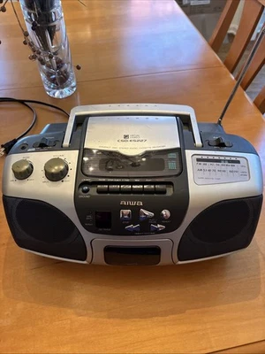 Aiwa CSD-ES227 Portátil Estéreo AM/FM Radio CD Cassette Grabadora Boombox Plateado Foto 1 de 4