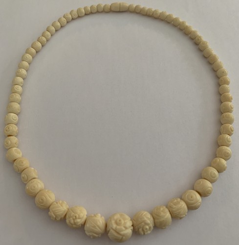 OFF WHITE Collana girocollo vintage con perline floreali in celluliodo intagliato bianco sporco