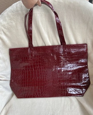 Bolso de Mano Neiman Marcus Grande Abierto Imitación Charol Estampado de Cocodrilo Rojo Rubí Brillante Foto 1 de 4