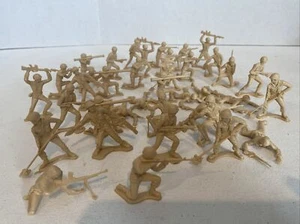 Plastik Armee Soldaten Konvolut 38 hellbraun in Farbe Markenlos Top Zustand - Bild 1 von 6