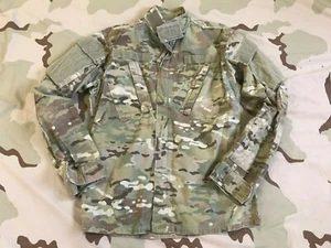 ABRIGO EJÉRCITO EE. UU. UNIFORME DE COMBATE MULTICAM CAMISA RESISTENTE AL FUEGO Mediano Regular USADO - Imagen 1 de 6