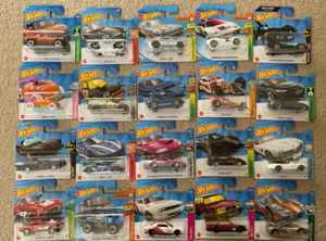 Batman BMW audi blister card danneggiate lotto di 20 auto HOT Wheels NUOVE 1:64 - Foto 1 di 9
