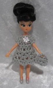 Made to fit DOLLY DARLING #17 Häkelkleid & Handtasche Set, Handarbeit Puppenkleidung - Bild 1 von 3