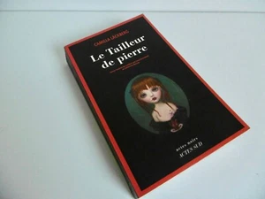 CAMILLA LACKBERG      LE TAILLEUR DE PIERRE    14,5 X 24 cm   ETAT CORRECT - Picture 1 of 5