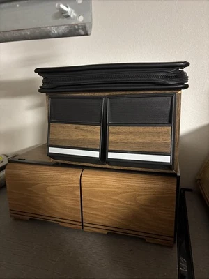 Lote de 2 soportes de CD vintage de grano de madera sintética con 2 cajones y carpeta de estuche Foto 1 de 4