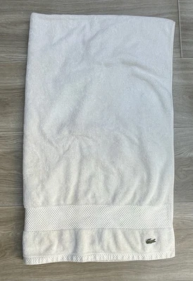 "Toalla de baño Lacoste marfil 100 % algodón 29"" x 51"" logotipo de cocodrilo" Foto 1 de 4