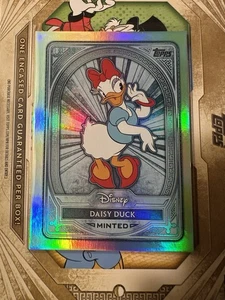 Tarjeta 2025 Topps Disney acuñada NYCC #118 Daisy Duck 36/99 plateada nueva rara - Imagen 1 de 3