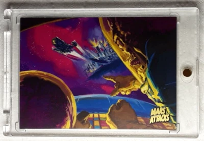 2013 Mars Attacks! Invasion Gold Foil Card 26 HIT & RUN. FREE ONE-TOUCH-HOLDER - Image 1 of 2