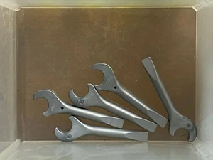 LEGO Parts - Flat Silver Minifigure Utensil Tool Wrench - No 4006 - QTY 5 - Picture 1 of 1
