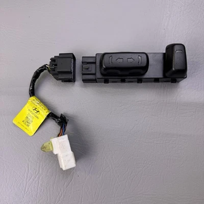 Interruptor de control del asiento del lado del conductor delantero izquierdo deportivo Hyundai Santa Fe 2013-2018 OEM Foto 1 de 4