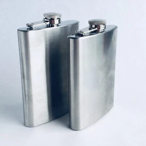 Par de 2 frascos de whisky bourbon de metal curvado de acero inoxidable de 5 1/2" 8 oz cada uno - Imagen 1 de 6