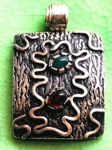 Beautiful Vtg PENDANT Decorative Sterling Silver Swirls 925 Green & Red Stones - Picture 1 of 3