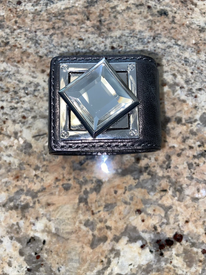 Pulsera Michael Kors ancha de cuero TurnLock, piedra grande. Foto 1 de 4