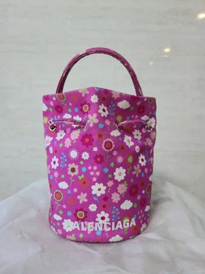 Bolso bombonera con estampado de flores de Balenciaga Foto 1 de 4