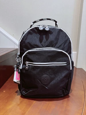 NUEVO CON ETIQUETAS Kipling Seoul Mochila Tableta Pequeña Negro Rayas Bolso Escolar 37cm Altura Foto 1 de 4
