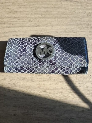 Cartera continental Michael Kors Fulton con solapa. Pitón en relieve. Gris Foto 1 de 4