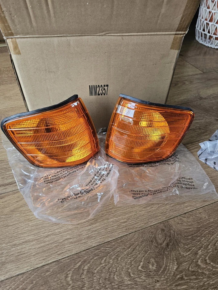 Mercedes Benz W116 Indicator Lamp Light Right LEFT Side Front SET - Image 1 of 4