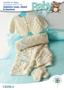 UKHKA 41 Baby Matinee Mantel, Schal & Stiefel Strickmuster - 31-41" (14-16cm) - Bild 1 von 3
