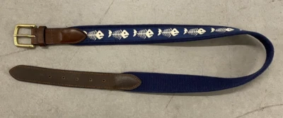 Cinturón Vineyard Vines 32 Fishbone de cuero azul marino hebilla de latón EE. UU. Club Preppy Foto 1 de 4