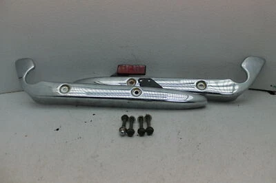 2004 SUZUKI GZ250 (#333) LEFT AND RIGHT REAR FRAME COVERS Foto 1 de 4