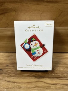 Hallmark SEASON’S TRAATINGS 2012 Keepsake Ornament Series #4 Snowman Cake con caja - Imagen 1 de 4