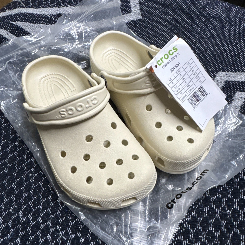 Zueco clásico Crocs para niños hueso J1.  Foto 1 de 4
