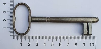 Bonita llave antigua de arco de alambre del siglo XIX con forma dividida, eje sólido 4 11/64"  Foto 1 de 4