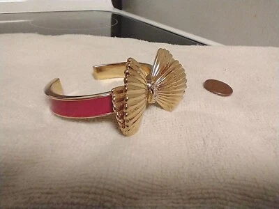 Lily Pulitzer 金色蝴蝶结粉色签名标记手镯手链 2.5 英寸直径 — 第 1/4 张图片